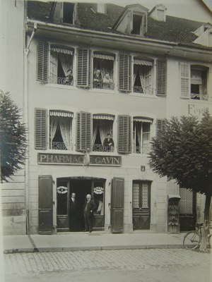 La Pharmacie Gavin avant 1920, avec Paul au rez, Henri au 1er, Mina au 2ème à droite. Le serpent est en 3D, au milieu de l'enseigne
